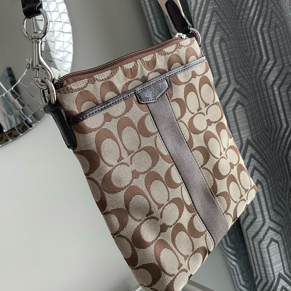 COACH F51157 SIGNATURE STRIPE NORTH/ SOUTH SWINGPACK